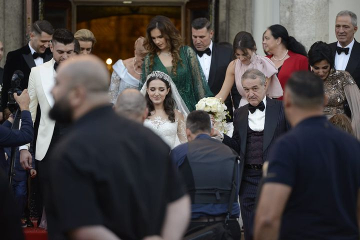 Cum s-au cunoscut Luminiţa şi Gigi Becali! Sunt verișori, iar povestea lor de iubire este foarte frumoasă