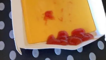 Surpriză de proporții! A comandat mâncare, însă ce a primit a lăsat-o fără cuvinte. „Patru stropi de ketchup”