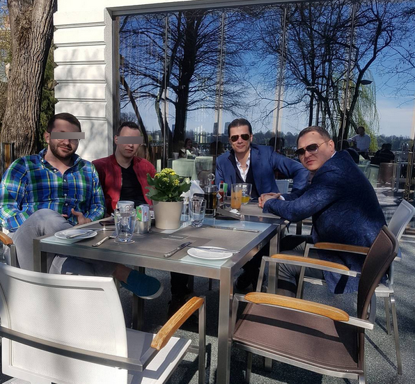 Edy Power (primul din dreapta), împreună cu Mario Iorgulescu, la terasă