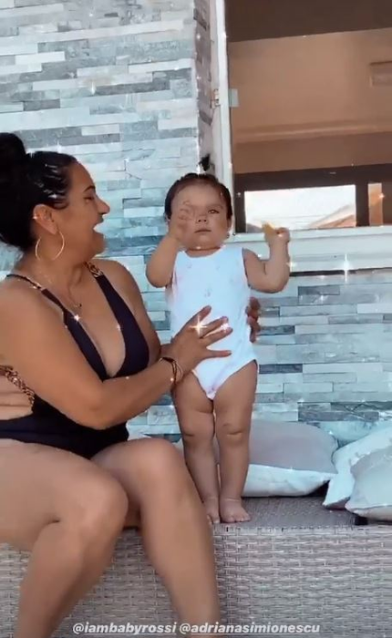 Îmbrăcată sumar, Adriana Simionescu, dans provocator pe marginea piscinei! Soția lui Adrian Minune a purtat un costum de baie sexy și s-a distrat alături de fiicele sale