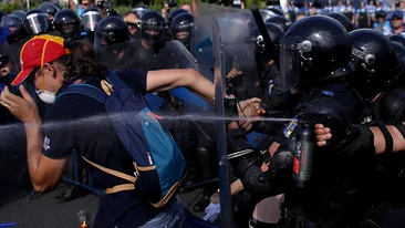 Cum explică Jandarmeria rănirea protestatarilor pașnici: ”Continuăm să-i avertizăm!”