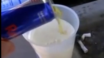 VIDEO Cineva chiar s-a gandit sa faca asta! Vezi ce se intampla cand torni energizant intr-un pahar cu lapte