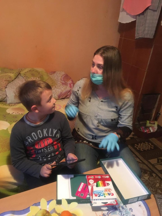Fiecare copil din clasa învățătoarei a primit câte o tabletă pe care să-și facă lecțiile