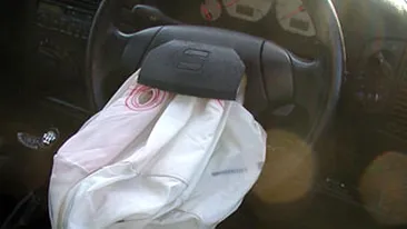 VIDEO Era sa moara din cauza airbag-ului! Le-a explodat in fata din senin