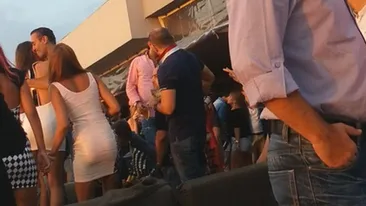 Habtoor a facut-o lata din nou! Printul Max a mutat Dubaiul pe plaja din Mamaia! Uite-l cum saruta cu foc o bruneta, pe masa