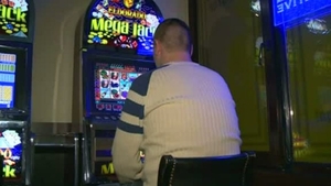 Nervos ca a pierdut la jocurile de noroc, un bărbat din Capitală a snopit în bătaie o femeie de pe stradă