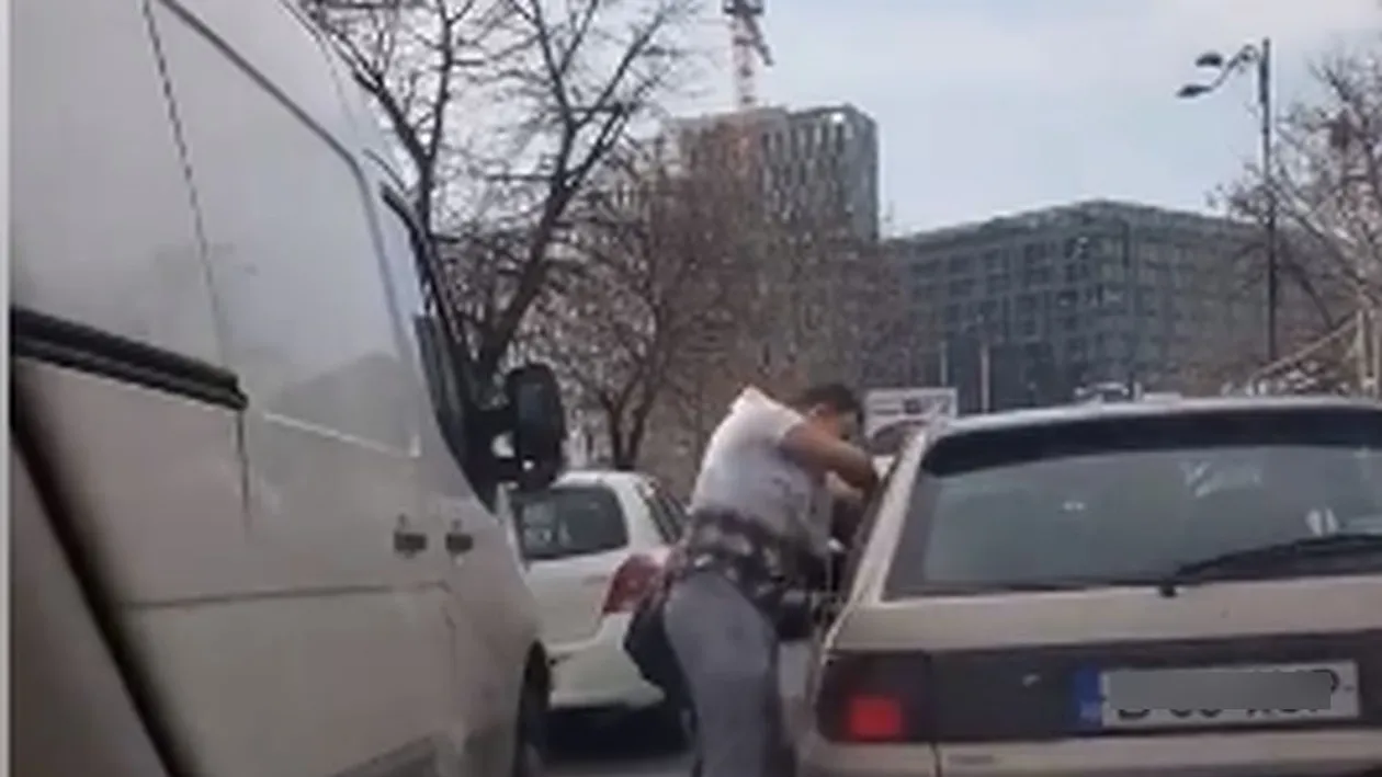Un șofer care a tăiat calea mai multor mașini s-a enervat că a fost claxonat pentru acest gest! S-a dat jos din mașină și a împărțit pumni în stânga și în dreapta! Incredibil ce a făcut soția șoferului bătăuș VIDEO
