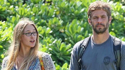Primele imagini cu iubita lui Paul Walker de la decesul actorului! Jasmine, DISTRUSA de durere! Nu mai poate nici sa se incalte!