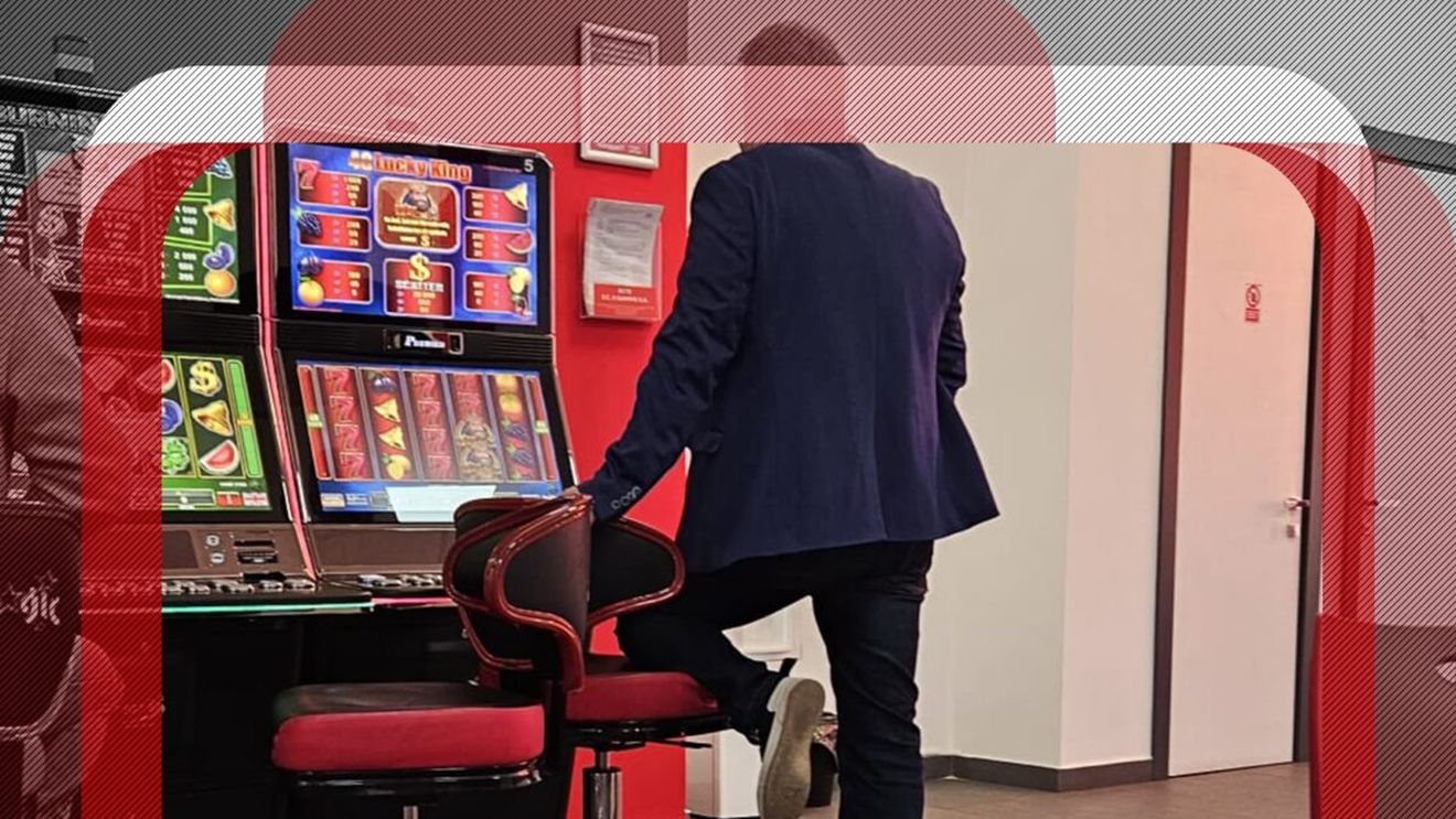 Fostul antrenor din acte al FCSB-ului, fotografiat la păcănele! A băgat banii și…