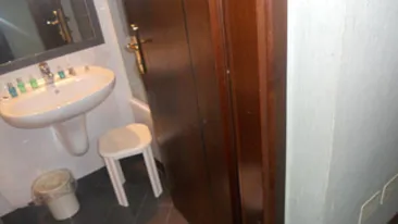 Uite in ce hal arata camera in care a fost nevoita sa doarma Carmen Serban la Roma! E plina de mucegai si apa se infiltreaza prin peretii!