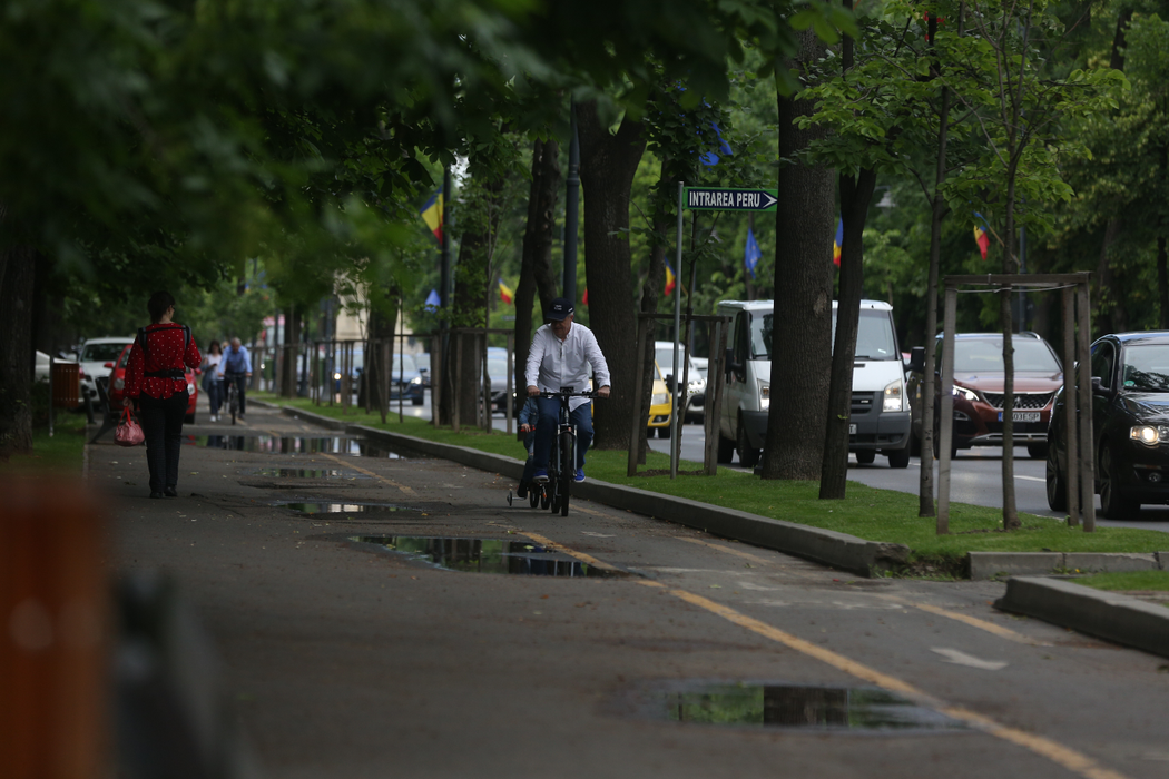 Călin Popescu Tăriceanu, pedalând pe Bulevardul Kiseleff alături de băiețelul său