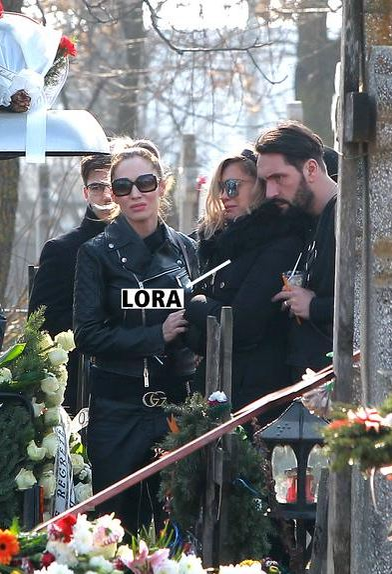 Lora, în continuare la pământ după ce și-a pierdut mama. “A murit acasă, o țineam de mână!”