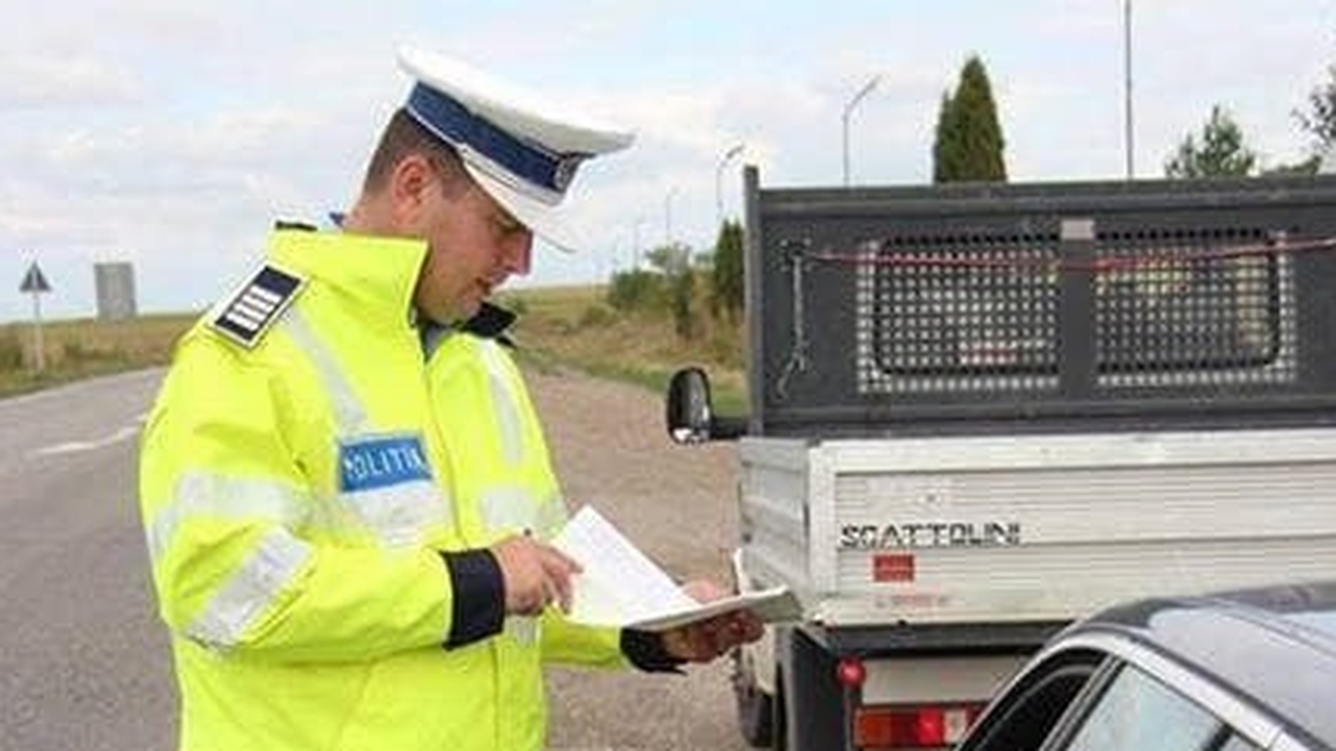 "Am fost la bar și am tras câteva beri". Dialog epic între un polițist de la Rutieră din Iași și un "șofer" tras pe dreapta