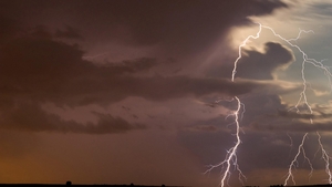Furtună cu putere de tornadă anunţată de ANM! Celule superlectrice formate de norii Cumulonimbus pot face PRĂPĂD