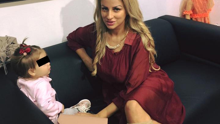 SÂNZIANA BURUIANĂ a ajuns de urgenţă în ţară cu fetiţa ei. Blonda a tras o sperietură de zile mari