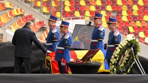 Ce a apărut pe treptele bisericii unde se va ține slujba de înmormântare a lui Mircea Lucescu? Imagini impresionante
