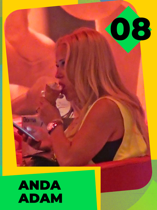 TOP 30 sexy vedete care au făcut show cu frișcă și cu înghețată! Antonia, Delia și Babs nu s-au putut abține! Avem 100 de fotografii de colecție!