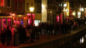 Cluburile Cartierului Roșu din Amsterdam, luate cu asalt în timpul crizei coronavirusului. Olandezii stau la cozi uriașe pentru a-și completa stocurile de...