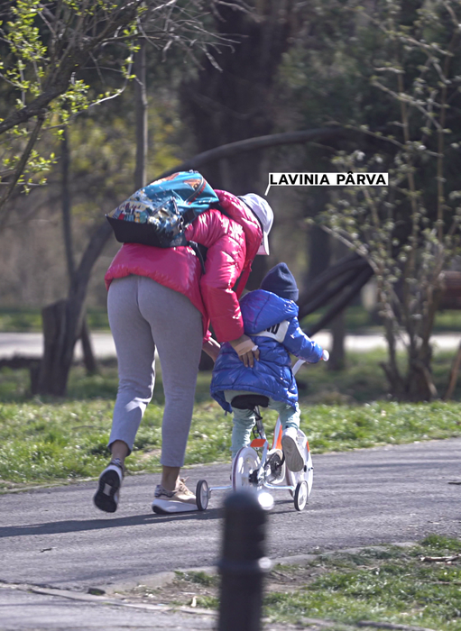 Lavinia Pîrva îl ajută pe fiul ei să meargă pe bicicletă (Foto: CANCAN.RO)