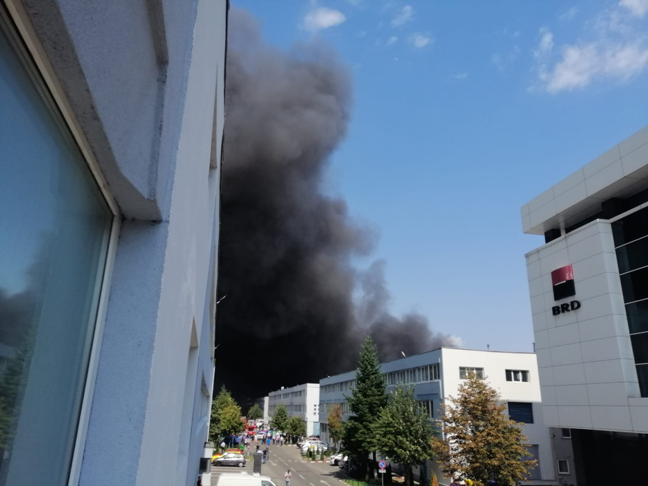 VIDEO. Incendiu puternic pe Strada Biharia din București. „Arde o hală, în întregime”. A fost transmis mesaj prin Ro Alert pentru protecția populației