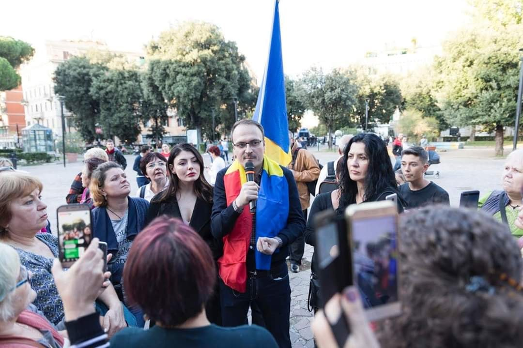 De Ziua Națională a României, Alexandru Cumpănașu a publicat o fotografie cu cei trei copii ai săi. Cum arată micuții