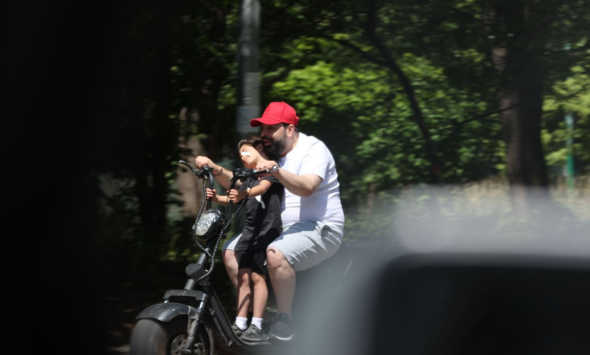 Florin Salam a ajuns pe scuter la restaurant, alături de fetița lui (Foto: CANCAN.RO)