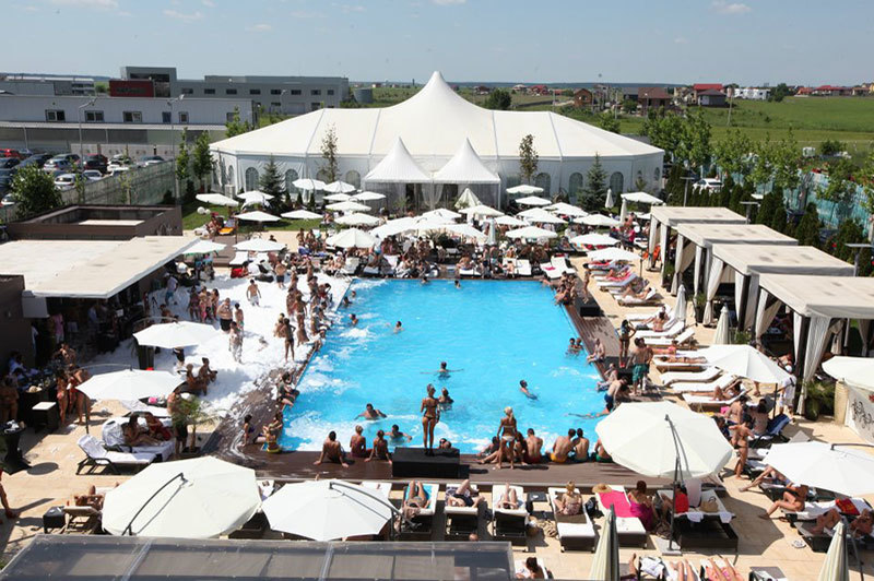 Piscina Ambasad'or oferă condiţii senzaţionale