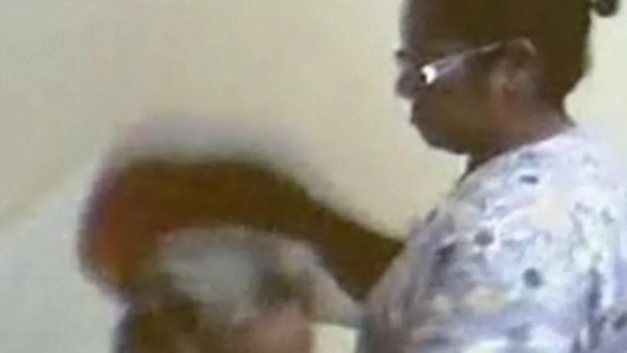 VIDEO INUMAN O batrana de 91 de ani, chinuita si umilita de o asistenta medicala!