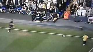 VIDEO Un copil neatent a intrerupt un meci din Premier League!