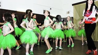 Raluca Petrica o ia si pe fiica ei la repetitii! Preda gratis lectii de dans copiilor!