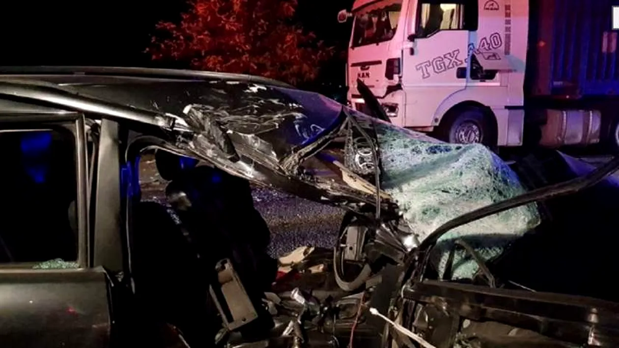 Accident mortal în Cluj! Un șofer de 28 de ani a intrat cu mașina într-un TIR