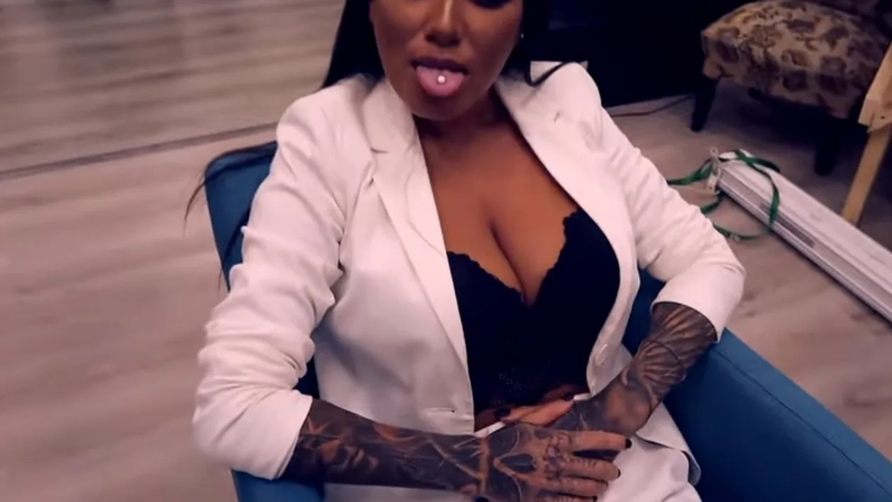 Cum s-a fotografiat Roxana Vancea în dormitor. Le-a arătat tuturor cu cine împarte patul