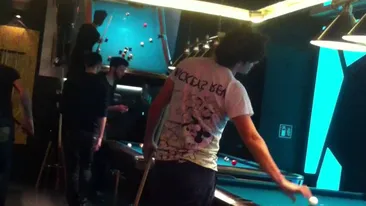 Un fost numar 10 de la nationala s-a lasat de fotbal si s-a apucat de biliard! VEZI cum se descurca mijlocasul cu tacul in mana!