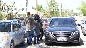 A zâmbit şi…Ce a făcut SILVIU PRIGOANĂ când a văzut un bărbat „tolănit” pe limuzina sa