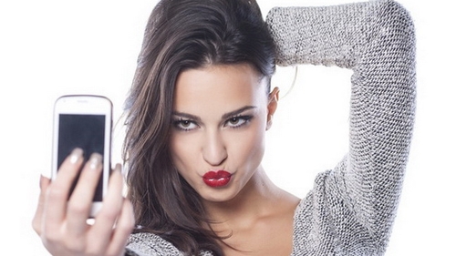 Cel mai PENIBIL selfie din istoria Facebook-ului! Cum a putut sa se pozeze aceasta blonda