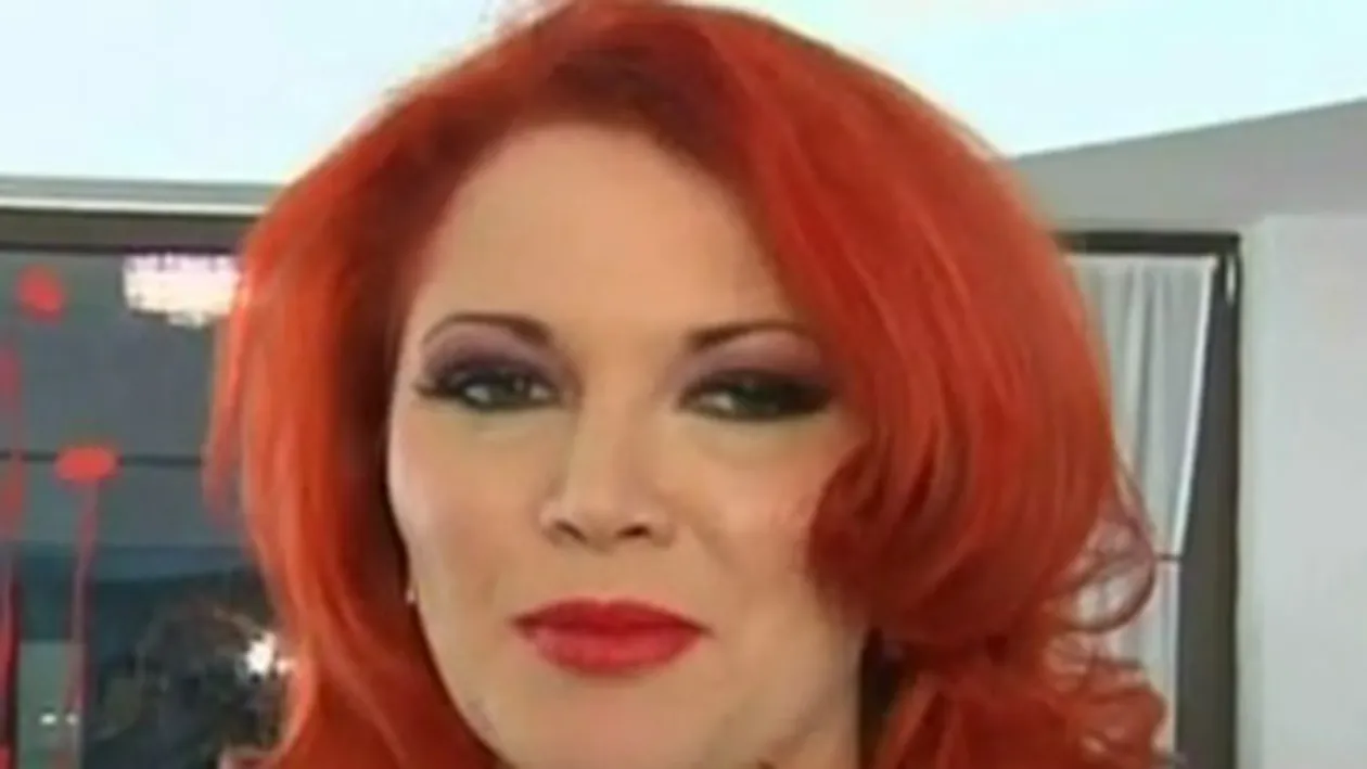 VIDEO De data asta nu mai are peruca! Oana Lis s-a facut roscata!