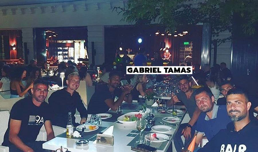 Gabi Tamaș, alături de colegii de la Hapoel Haifa, la un restaurant din Herăstrău