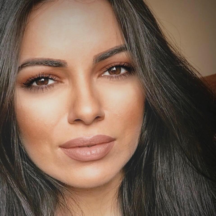 Cosmina Adam este noua asistentă de la Acces Direct! Cu ce s-a ocupat înainte să o înlocuiască pe Emily Burghelea care și-a dat demisia la TV