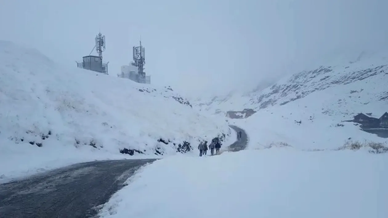 Viscol şi zăpadă de peste un metru în Bucegi! Avertizarea salvamontiştilor