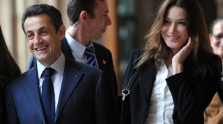 Portretul Carlei Bruni, in centrul unei expozitii de tablouri pictate de tatal lui Nicolas Sarkozy!