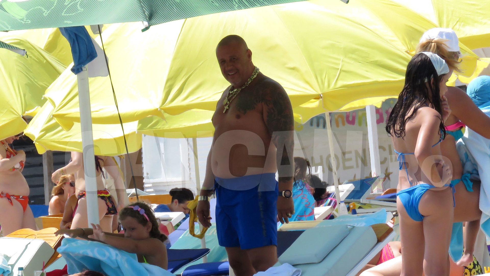 Turiştii şi-au dat coate când au văzut ce are la gât. Şi-a scos ”tezaurul” la plajă!