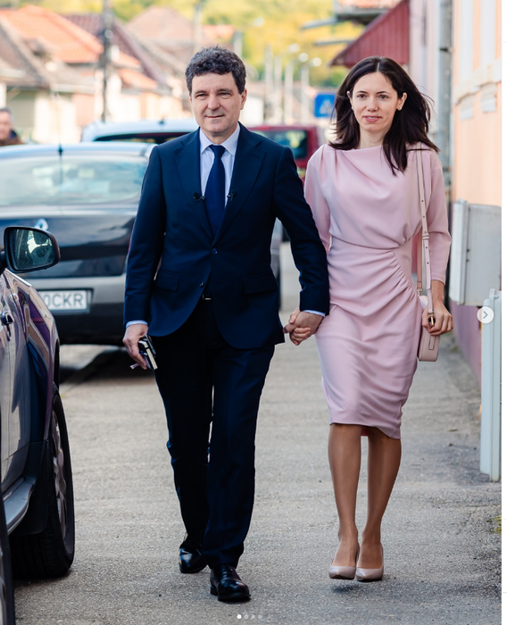 Președintele și-a lăsat partenera acasă. (SURSA: INSTAGRAM.COM)