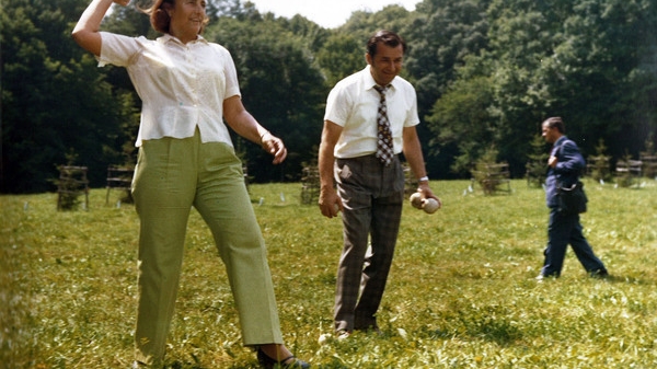 Imagini rare cu Ion Iliescu, alături de Nicolae şi Elena Ceauşescu. Cum se distra alături de dictatori în ”Epoca de Aur”