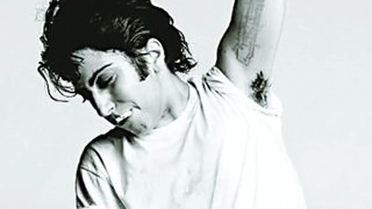 Cantareata-cameleon si-a scos alter-egoul de la naftalina. Gaga, fii barbata!