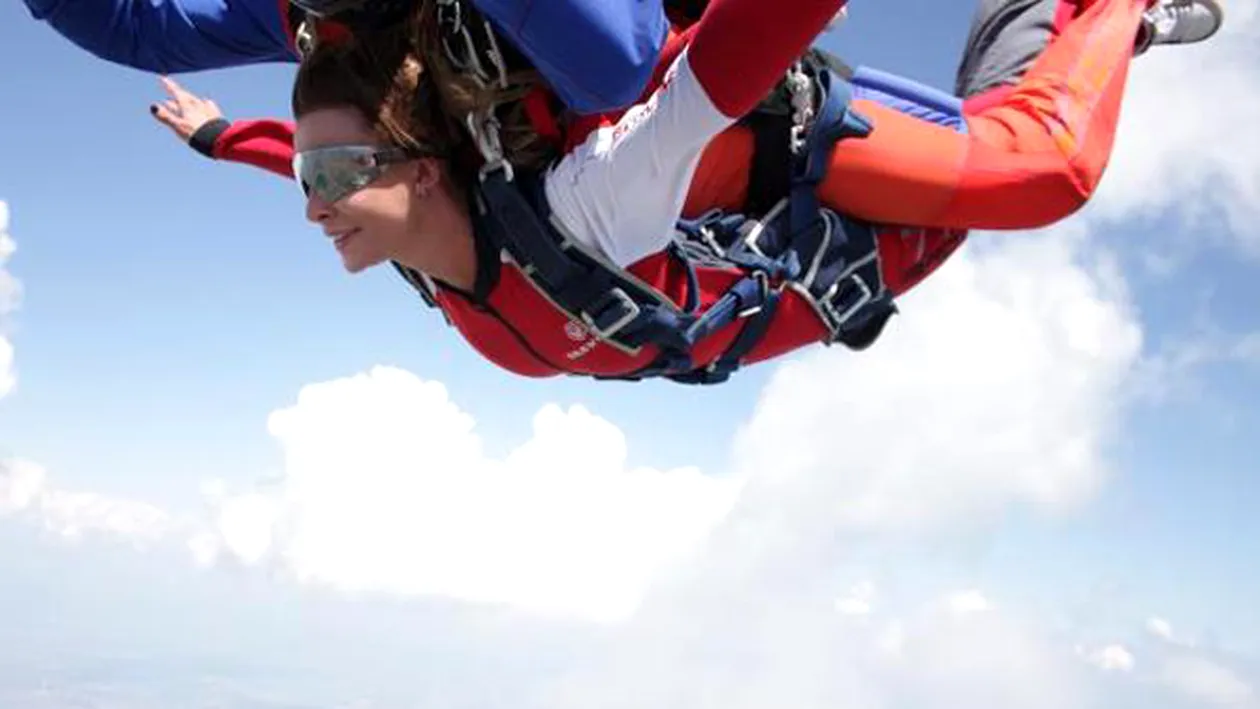 Marinei Dina ii place adrenalina! A sarit cu parasuta de la 4.000 de metri!