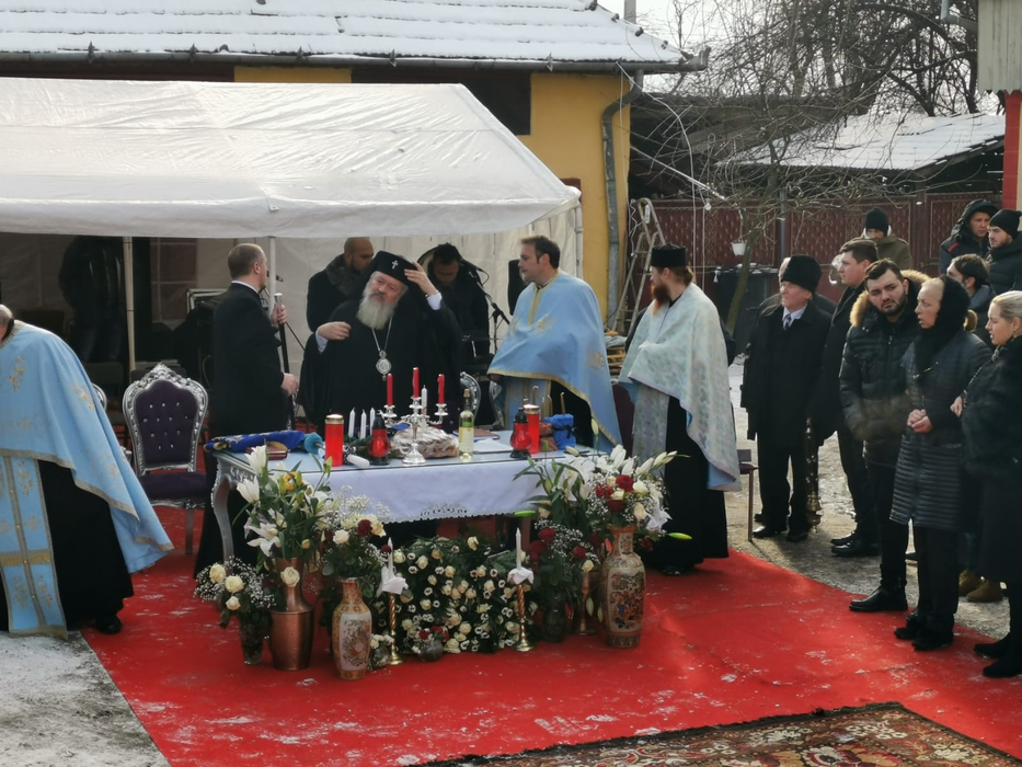 Lux faraonic la înmormântarea unui bulibașă din Gilău! S-a aruncat cu confetti din avion
