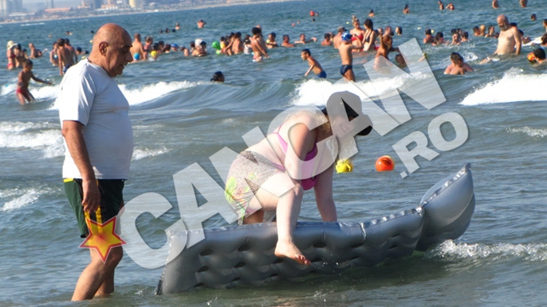 Imagini fabuloase! Oana si Viorel Lis au facut senzatie la mare cu o pneumatica: s-au tavalit si s-au harjonit in valuri! N-ai sa ghicesti ce plan ascuns avea blonda!