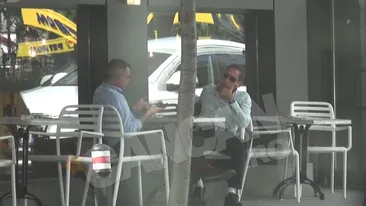 Adio, pulover roşu, bine ai venit slim fit! Cum a fost filmat Petre Roman, în centrul Capitalei