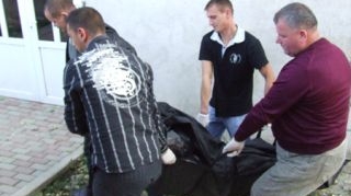 Crima odioasa la Petrosani: si-a ucis sotia in fata propriilor copii!
