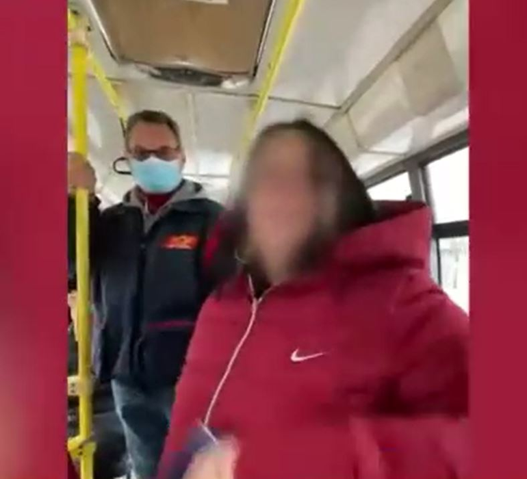 O femeie a lovit un băiat de 15 ani, după ce a întrebat-o de ce nu poartă mască. Scenele violente s-au petrecut într-un autobuz din Brăila